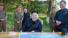 Pemimpin Korea Utara Kim Jong Un bersama jajarannya saat menghadiri uji coba peluncuran rudal balistik jarak menengah Pukguksong-2, Korea Utara, Selasa (22/5). (AP/KCNA)