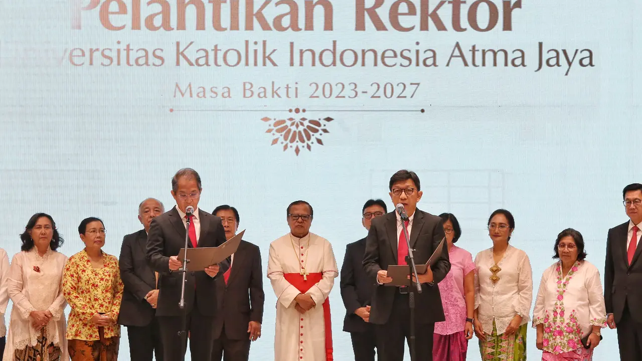 Panitia seleksi Yayasan Atma Jaya, melalui proses panjang, akhirnya menetapkan Prof. Dr. dr Yuda Turana, Sp. S (K) (kanan) sebagai Rektor Universitas Katolik Atma Jaya yang baru, periode 2023 – 2027 (Istimewa)