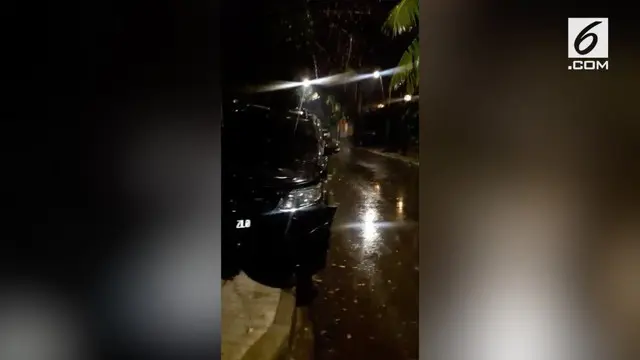 Sebuah rekaman mobil milik Setya Novanto menabrak tiang di pinggir jalan tersebar di media sosial.