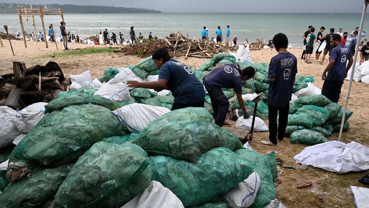 Aksi Bersama Membersihkan Sampah di Pantai Kedonganan Bali