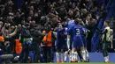 Para pemain Chelsea merayakan gol yang dicetak Willian ke gawang Barcelona pada laga Liga Champions di Stadion Stamford Bridge, London, Selasa (20/2/2018). Chelsea sementara unggul 1-0 atas Barcelona. (AFP/Ian Kington)