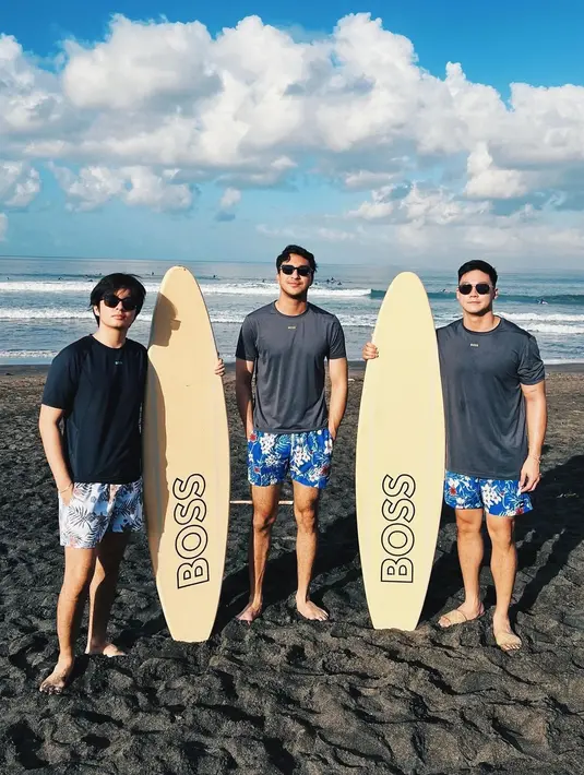 Angga juga terlihat bareng model top pria lain seperti L.A Aguinaldo dan Ibrahim Risyad. Mereka bak model papan atas. (Liputan6.com/IG/@ibrhmrsyd)