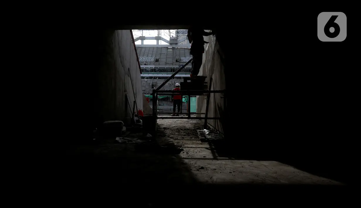 Aktivitas pekerja di area pembangunan Jakarta International Stadium (JIS), Selasa (9/11/2021). Hingga minggu ke-114, progres pembangunan Jakarta International Stadium telah mencapai 81,60 persen dan ditarget selesai pada Desember 2021. (Liputan6.com/Helmi Fithriansyah)