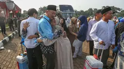 Keberangkatan ini merupakan yang terbanyak di Jawa Barat dan Indonesia. Tampak dalam foto, salah satu calon jemaah haji dipeluk keluarganya saat bersiap mengikuti acara pelepasan di Aula Kantor Bupati, Kabupaten Bogor, Jawa Barat, Jumat (8/5/2026). (merdeka.com/Arie Basuki)