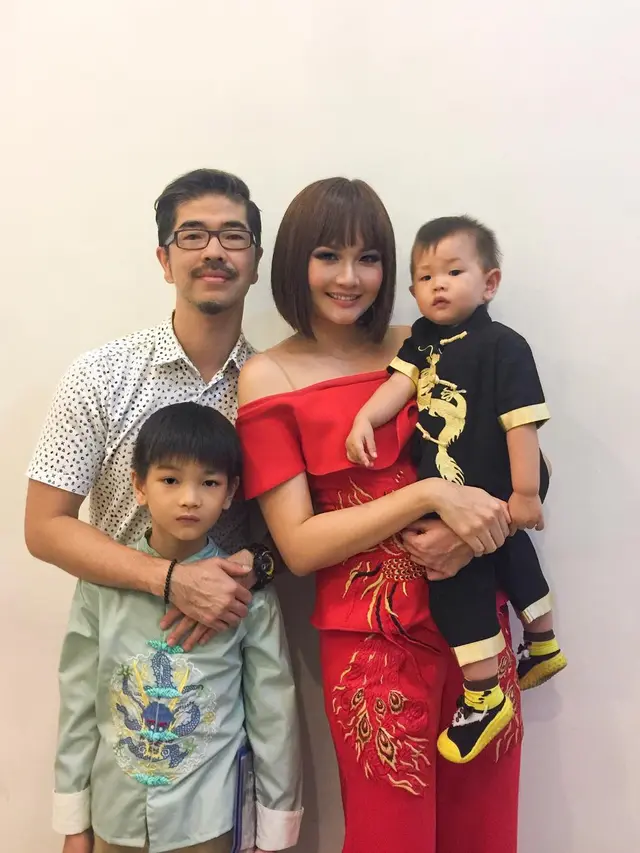 6 Potret Alena Wu Saat Asuh Anak, Aura Keibuan Makin Terlihat
