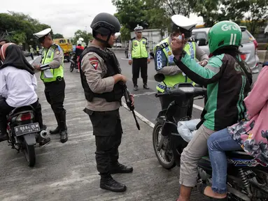 Anggota Brimob bersenjata lengkap mengawal Operasi Zebra Jaya di jalan Letjen Suprapto, Jakarta, Selasa (7/11). Direktorat Lalu Lintas (Ditlantas) Polda Metro Jaya telah menggelar Operasi Zebra Jaya selama 6 enam hari. (Liputan6.com/Faizal Fanani)