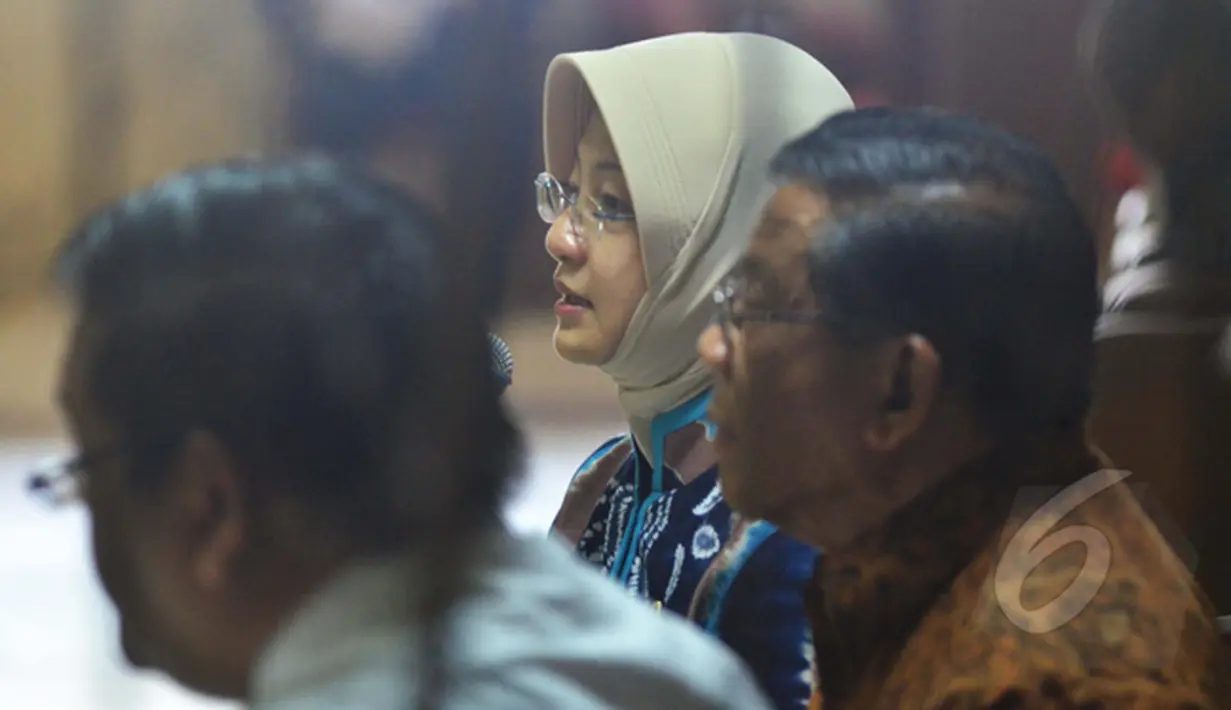 Anggota DPD RI dari Sulawesi Tengah, Nurmawati Dewi Bantilan (tengah) saat menjadi narasumber Dialog Kenegaraan "Rencana Pengajuan Hak Bertanya Anggota DPD Terhadap Penentuan Harga BBM", Jakarta, Selasa (3/2/2015).(Liputan6.com/Andrian M Tunay)
