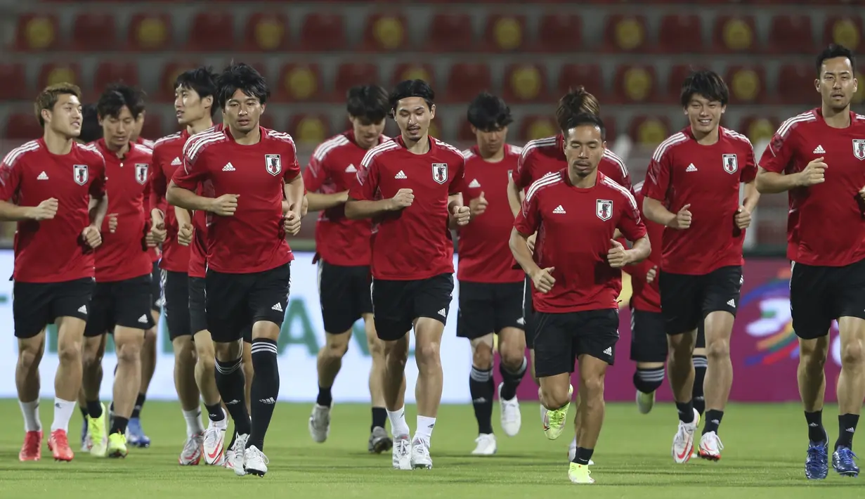 Para pemain Jepang melakukan pemanasan selama berlatih di Muscat, Oman, Senin (15/11/2021). Jepang akan bertanding melawan tuan rumah Oman pada Kualifikasi Piala Dunia 2022 zona Asia di Stadion Qaboos Sports Complex. (AP Photo/Kamran Jebreili)