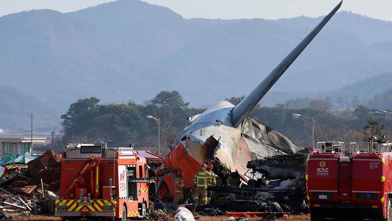 FOTO: Tim SAR Evakuasi Penumpang Jeju Air yang Jatuh Terbakar