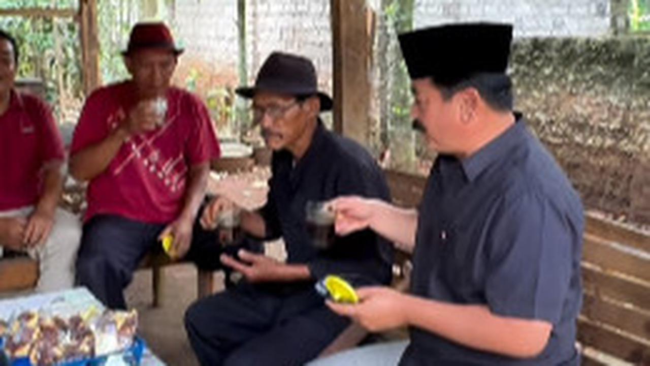 Bintang 4 TNI AU Ngopi Bareng Warga di Gubuk