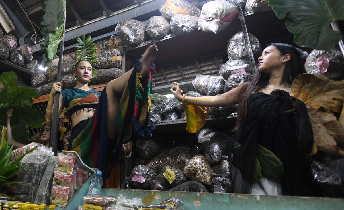 Aksi penari tampil di tengah pasar tradisional