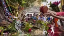 Ribuan umat Buddha berkumpul di Pagoda Shwedagon, Myanmar memperingati ulang tahun Buddha sekaligus menyirami pohon suci Bodhi yang menandai festival bulan purnama. (Sai Aung MAIN/AFP)