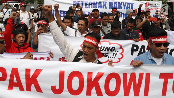 Peternak ayam membentangkan spanduk saat menggelar aksi di depan Kementerian Koordinator Bidang Perekonomian, Jakarta, Kamis (5/9/2019). Ratusan peternak ayam menuntut pemerintah turun tangan menyelesaikan permasalahan harga ayam hidup di tingkat peternak yang kembali anjlok. (Liputan6.com/Angga Yun