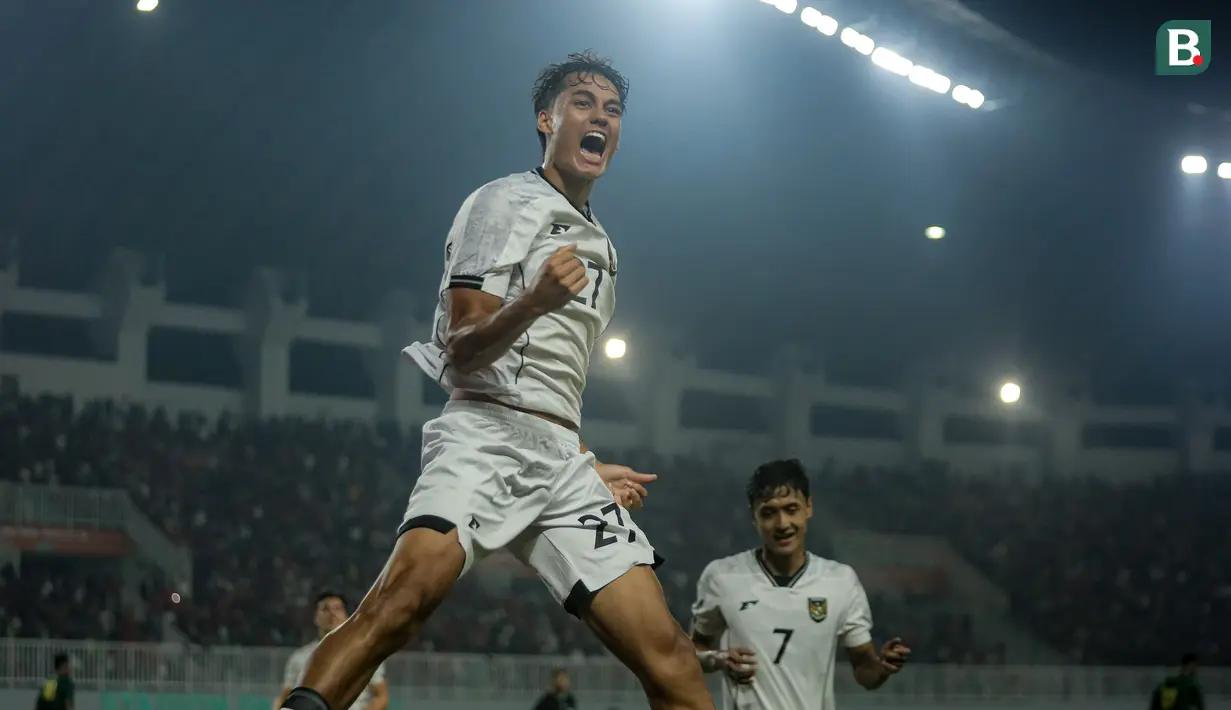 Pemain Timnas Indonesia U-22, Rafael Struick melakukan selebrasi usai mencetak gol ke gawang Mali U-22 pada laga ujicoba yang digelar di Stadion Pakansari, Kabupaten Bogor, Selasa (18/11/2025) pukul 20.00 WIB. (Bola.com/Bagaskara Lazuardi)