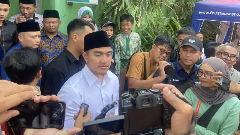 Ketua Umum Partai Solidaritas Indonesia (PSI) Kaesang Pangarep menyempatkan diri untuk menunaikan Salat Jumat di Masjid At-Taqwa, Jalan Keramat, Jakarta Pusat.