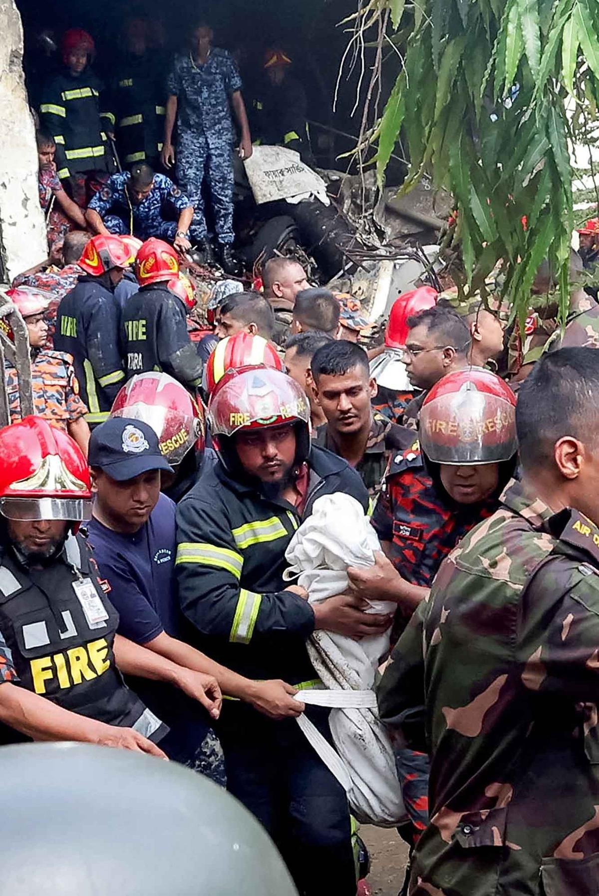 FOTO: Pesawat Latih AU Bangladeh  Jatuh di Sekolah, 25 Tewas