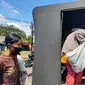 Para pengemis dadakan yang duduk di pinggir jalan di kawasan Jakabaring Palembang, dibawa ke mobil Satpol-PP Palembang untuk dibina (Liputan6.com / Nefri Inge)