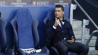 Ini gaya ronaldo saat menonton timnya Real Madrid bertandang ke markas Manchester City, Rabu (27/4/2016) dinihari tadi. Reuters / Carl Recine