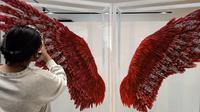 Instalasi berjudul Red Wings karya seniman lokal Ika Vantiani yang menggambarkan menstruasi tanda kedewasaan perempuan. (dok. Liputan6.com/Dinny Mutiah)
