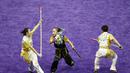 Atlet Wushu Asal Hong Kong, beraksi saat kelas duel pada Kejuaraan Dunia Wushu 2015 di Istora, Senayan, Jakarta, Selasa (17//11/2015). (Bola.com/Nicklas Hanoatubun)
