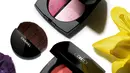 Duo produk blush dengan shade yang sangat kontras wajib dimiliki. Tak hanya mencerahkan wajah, namun dapat mempertegas tulang pipi, dan menjadikan wajah bercahaya. LIGHT DAN BERRY menghadirkan warna ungu fusia matte dan putih berkilau dengan rona pink dan lilac. GOLD DAN PEACH memadukan highlighter warna coral matte yang cerah dengan gading keemasan. Desain berukiran bunga yang menghiasi permukaan produk hadir sebagai penghormatan untuk alam.