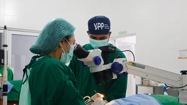 YPP, Kementerian Sosial Republik Indonesia, dan tim dokter PERDAMI, Bapak Jhon dan Ibu Parmin akhirnya mendapatkan kesempatan menjalani operasi. Dok. SCTV