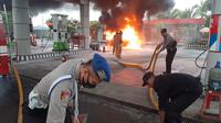 Mobil terbakar karena isi pertalite dengan tangki tambahan di SPBU di Kebumen. (Foto: Liputan6.com/Humas Polres Kebumen)