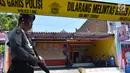 Polisi bersenjata mengawal reka adegan pembunuhan penghuni rehabilitasi sosial Argorejo Sunan Kuning Semarang, Jawa Tengah, Selasa (18/9). Pelaku memeragakan 29 adegan pembunuhan yang dilakukan di kamar korban. (Liputan6.com/Gholib)