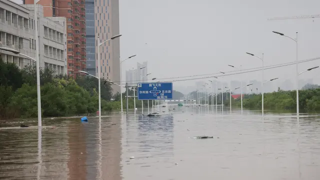 Jalanan menjadi sungai saat Beijing mencatat rekor hujan paling deras dalam 140 tahun terakhir