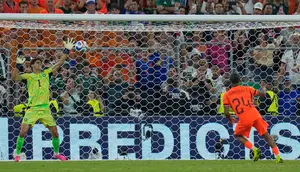 Ajaib! Kiper Maroko, Yassine Bounou, Tahan Penalti Belanda Pakai 1 Tangan Sambil Berdiri di 32 Besar Piala Dunia 2026