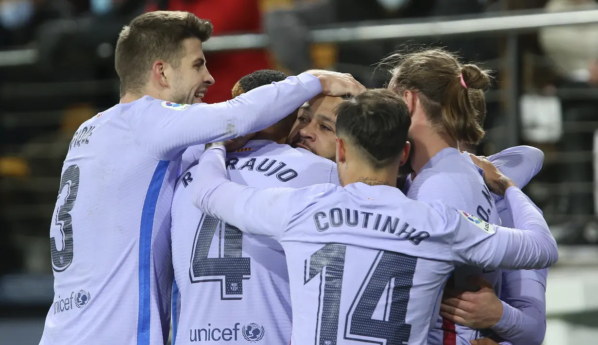 Penyerang Barcelona Memphis Depay (tengah) berselebrasi setelah mencetak gol ke gawang Villlarreal pada lanjutan La Liga di Estadio de la Ceramica, Minggu (28/11/2021) dini hari WIB. Barcelona menang dengan menghajar tuan rumah Villlarreal 3-1. (AP Photo/Alberto Saiz)