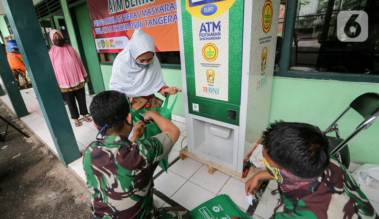 Warga mendapatkan bantuan beras melalui ATM Pertanian Si Komandan di Makodim 0506 Tangerang, Banten, Senin (27/4/2020). Program bantuan 1,5 kg beras per orang melalui ATM beras menyasar kepada masyarakat yang membutuhkan akibat dampak pandemi Covid-19. (Liputan6.com/Fery Pradolo)