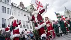 Sinterklas dari seluruh penjuru dunia berpawai melewati Kopenhagen, Denmark (22/7/2019). Kongres Dunia Sinterklas tahunan berlangsung di Kopenhagen minggu ini. (AP Photo/Liselotte Sabroe/Scanpix 2019)