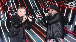 Personel boyband Backstreet Boys A.J. McLean (kanan) dan Brian Littrell tampil menghibur penggemarnya saat konser di JIExpo Kemyoran, Jakarta, Sabtu (26/10/2019). (Fimela.com/Bambang Ekoros Purnama)