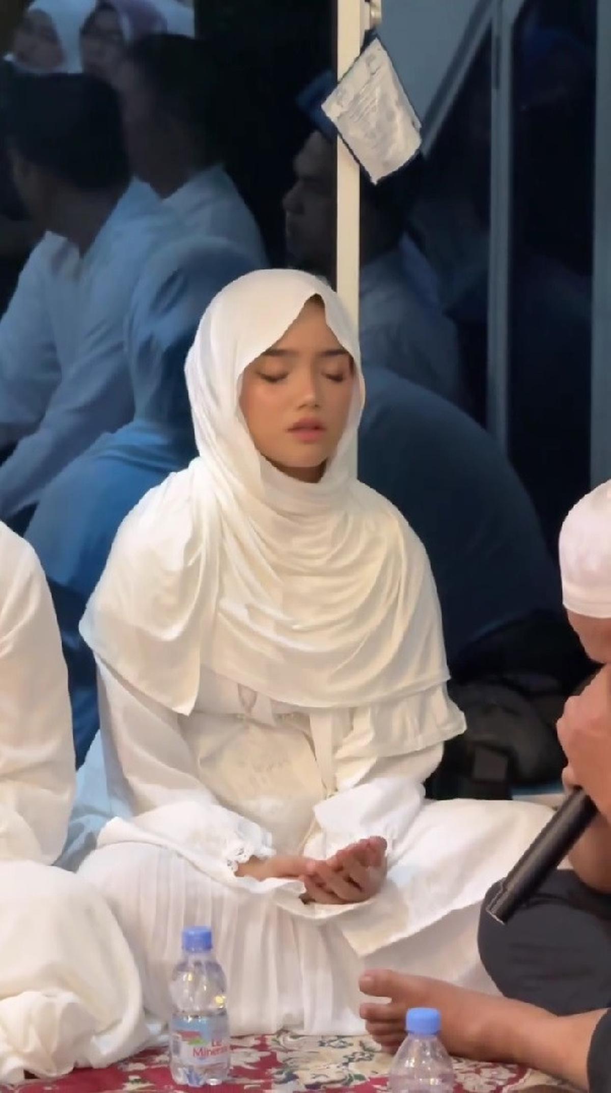 Potret Fuji Berhijab Syari di Momen Pengajian Frans Faisal, Netizen: Versi Yalili Yalili Ga Ada Obat