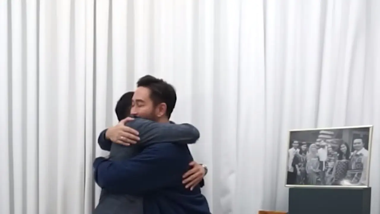 Raffi Ahmad peluk Jeje Govinda. (Foto: Dok. YouTube RANS Entertainment)