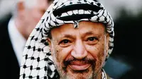 Yasser Arafat dengan kaffiyeh hitam putih | via: thetimes.co.uk