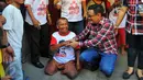 Cagub DKI Jakarta Djarot Saiful Hidayat berbincang dengan warga saat blusukan di Kebon Bawang, Jakarta Utara, Sabtu (26/11). Djarot juga menjelaskan bantuan transportasi gratis bagi mereka yang lansia dan kurang mampu. (Liputan6.com/Angga Yuniar)