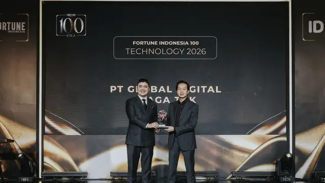 Chief Corporate Officer & Investor Relations Blibli Eric Winarta menerima penghargaan Fortune 100. (Dok BELI)