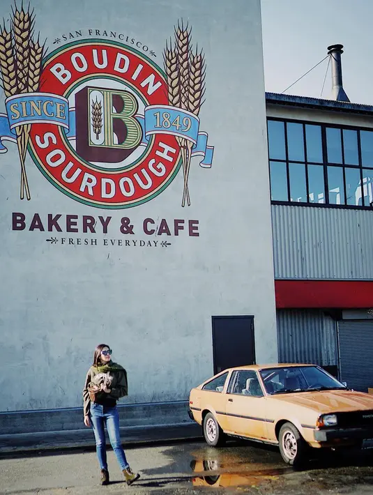 "Foto di salah satu spot yang sering digunakan untuk syuting film. #lombartstreet #sanfrancisco #JejeNanasHoneymoon," tulis Jeje Kamis (26/4/2018). (Instagram/syahnazs)