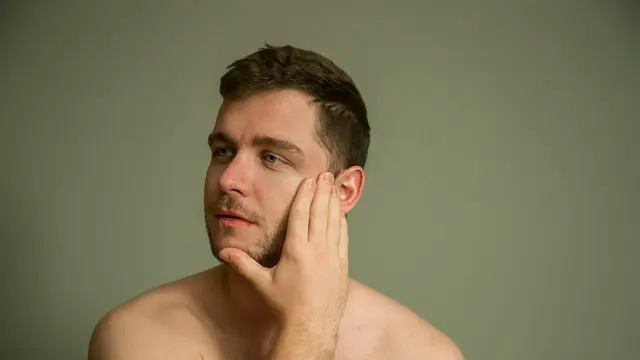 Ilustrasi pria dan kulit (Foto: Unsplash/Vinicius Sgarbe)