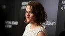 Aktris Kristen Stewart ketika menghadiri acara National Board of Review Gala 2015 di New York, Selasa (5/1/2016). Mantan kekasih Robert Pattinson itu tampil cantik mengenakan  mini dress putih pita-pita. (REUTERS / Andrew Kelly)