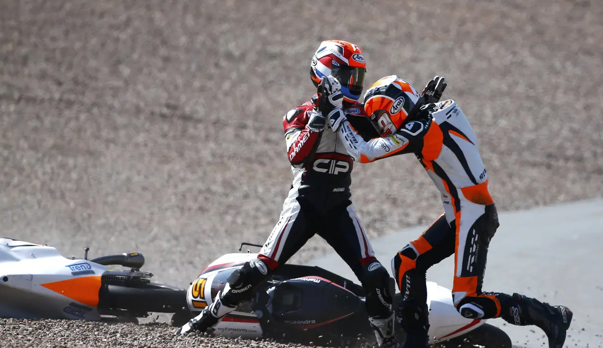 Dua pembalap Moto3, Bryan Schouten dan Scott Deroue terlibat baku hantam, Jerman, Minggu (13/7/14). (REUTERS/Thomas Peter)