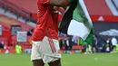 Gelandang Manchester United (MU), Paul Pogba terlihat memegang bendera Palestina pada pekan ke-37 Liga Inggris di Stadion Old Trafford, Rabu (19/5/2021) dinihari WIB. Momen itu terjadi usai laga Manchester United vs Fulham yang berakhir imbang 1-1. (Paul ELLIS/POOL/AFP)