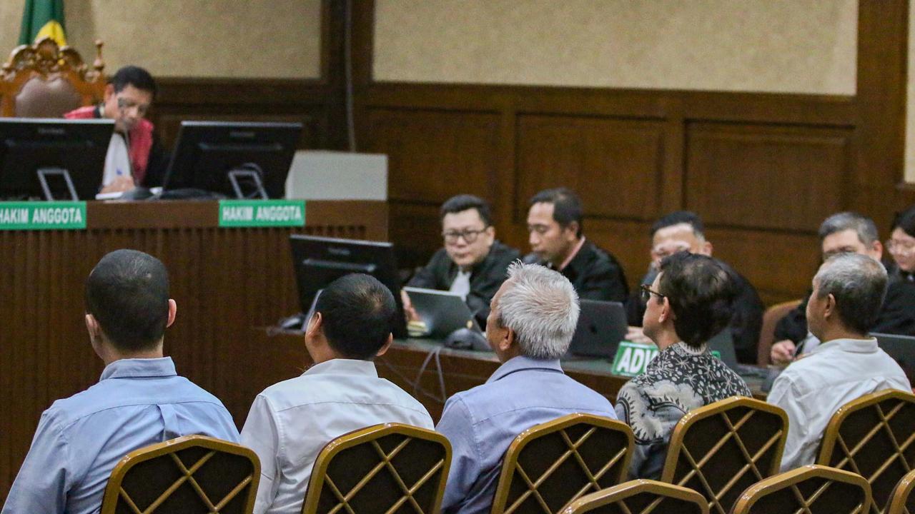 FOTO: Terdakwa Korupsi Tata Kelola Minyak Dituntut Enam hingga Dua Belas Tahun Penjara
