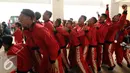 Tim Drum Band Putra Provinsi Banten mengekspresikan kegembiraan usai memastikan meraih emas nomor LKKB 4000 meter PON XIX Jabar di Stadion Pakansari, Bogor, Rabu (14/9). Ini emas pertama Banten di PON XIX Jabar. (Liputan6.com/Helmi Fithriansyah)