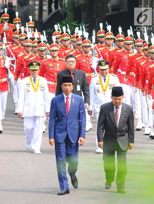 Presiden Joko Widodo atau Jokowi (kiri) didampingi Wakil Presiden Jusuf Kalla berjalan dari Istana Merdeka menuju Istana Negara saat akan melantik Gubernur dan Wakil Gubernur terpilih Maluku Utara Abdul Gani Kasuba dan Al Yasin, Jakarta, Jumat (10/5/2019). (Liputan6.com/Angga Yuniar)