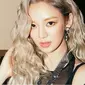 Dilansir dari Koreaboo, Hyoyeon mengaku masih canggung ketika berhadapan dengan leader idol grup SNSD tersebut. (Allkpop)