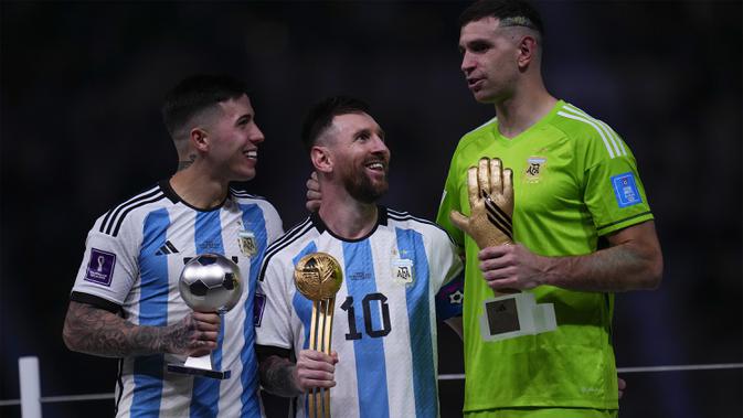 Argentina panen penghargaan di Piala Dunia 2022 ini. Enzo Fernandez dan Emiliano Martinez menemani Lionel Messi dalam penghargaan individual yang diterima oleh FIFA. (AP Photo/Manu Fernandez)