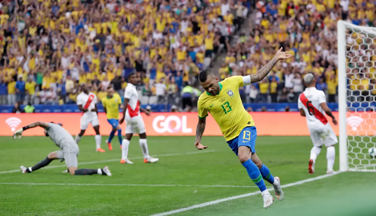 Pemain Brasil Dani Alves melakukan selebrasi usai mencetak gol ke gawang Peru dalam laga Grup A Copa America di Arena Corinthians, Sao Paulo, Brasil, Sabtu (22/6/2019). Brasil lolos ke babak perempat final usai membantai Peru 5-0. (AP Photo/Andre Penner)